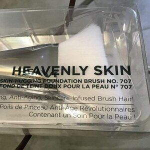 IT COSMETICS Heavenly Skin Skin-Hugging Foundation Brush #707